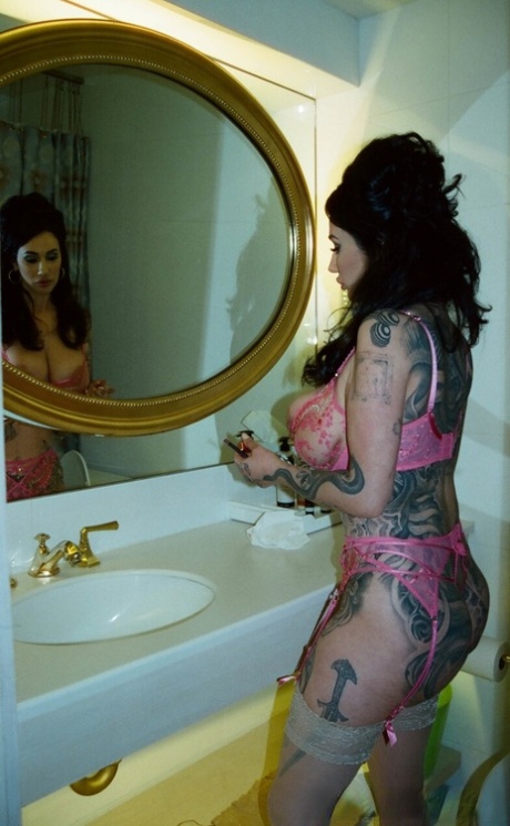 Amazing Films performed by Arabelle Raphael, Queenie Sateen Porn Images Pic 11